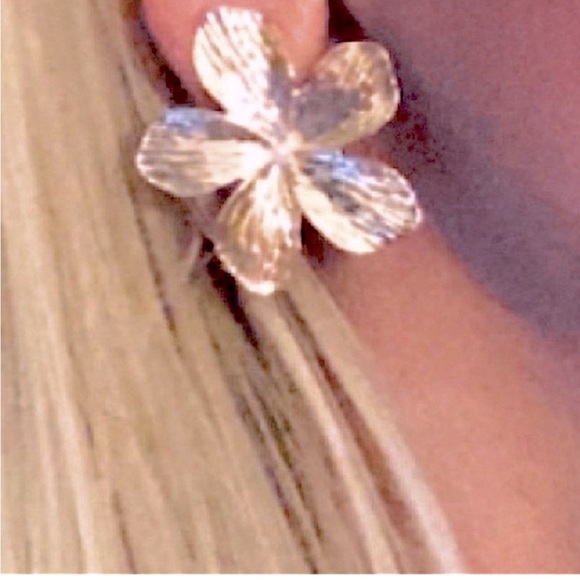 Last pair 🆕 18k gold filled floral statement earrings - Picture 4 of 5